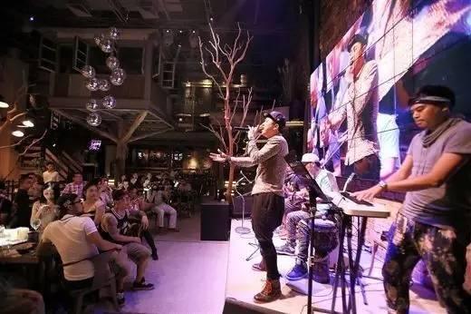 娱乐大爆料老酒馆在线观看,老酒馆在线观看,揭秘酒馆里的传奇故事 第3张 娱乐大爆料老酒馆在线观看,老酒馆在线观看,揭秘酒馆里的传奇故事 第3张